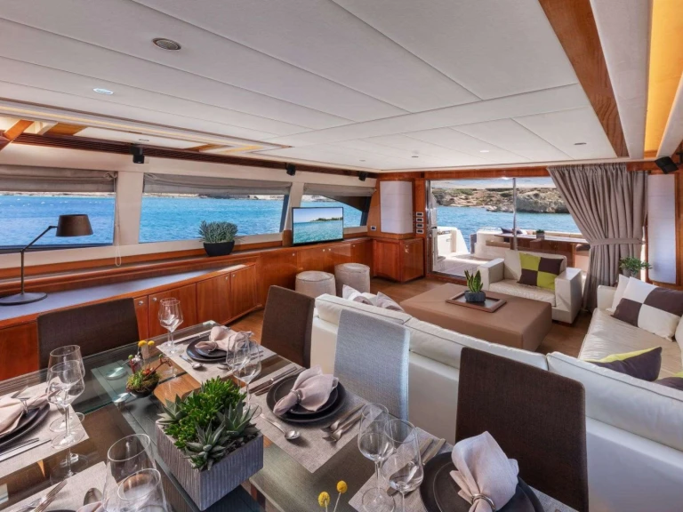 Ferretti ANNOUKA jednotlivci a charterové společnosti v Atény
