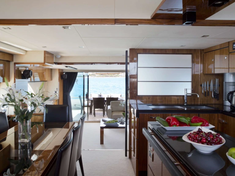 Pronajmout si Fairline-Squadron D5 v Antibes