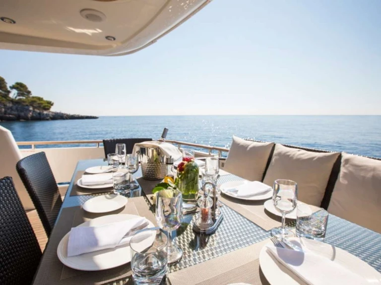 Pronájem Jachta v Antibes -Fairline-Squadron D5