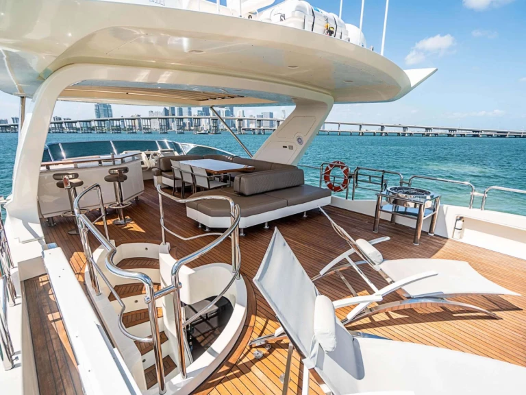 Azimut OWN THE NIGHT jednotlivci a charterové společnosti v Miami