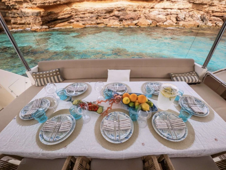 Astondoa BISCAYNE jednotlivci a charterové společnosti v Ibiza