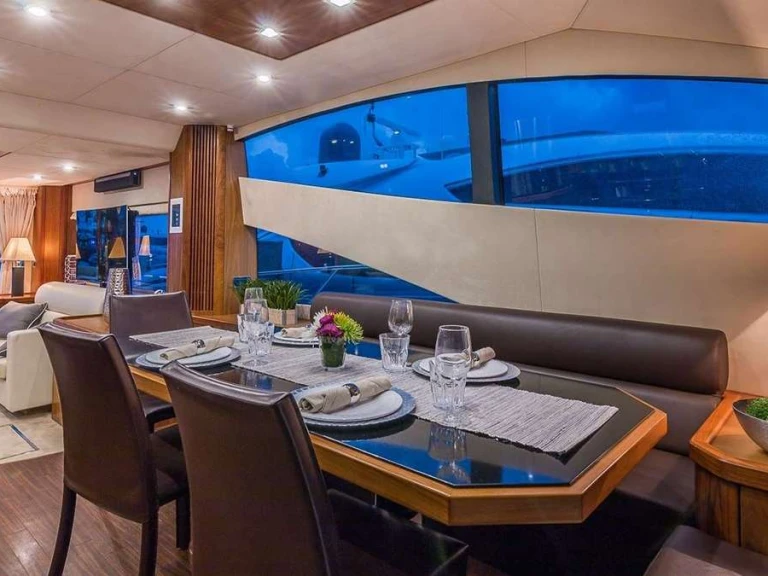 Pronajmout si Sunseeker TWINS v Bahamy