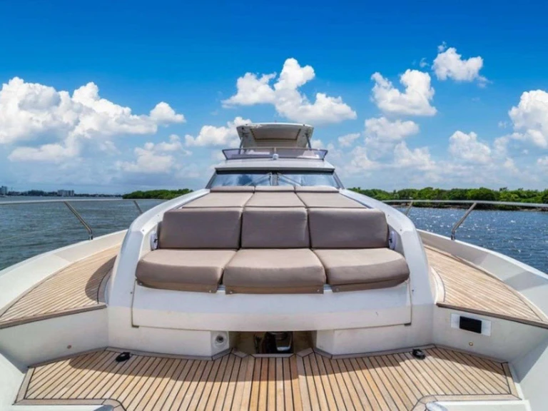 Pronajmout si Prestige Yachts Oceana v Nassau