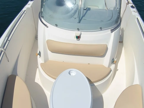 Pronájem Motorová loď Jeanneau s licencí