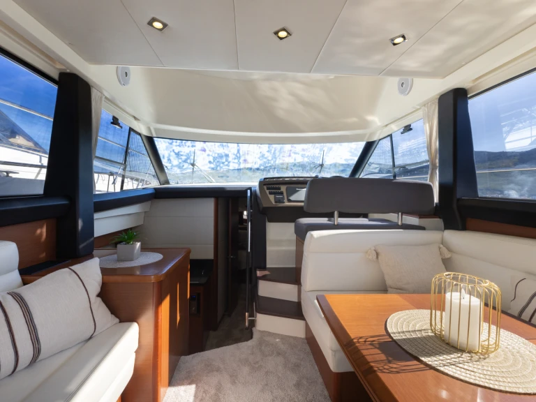Pronájem jachty v Stobreč -Jeanneau Prestige 400 Fly na Samboatu
