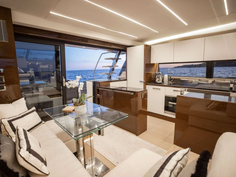 Pronajmout si Prestige Yachts Romy One v Francouzská riviéra