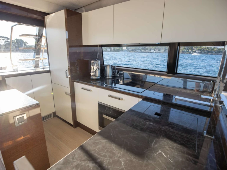 Prestige Yachts Apollonia jednotlivci a charterové společnosti v Francouzská riviéra