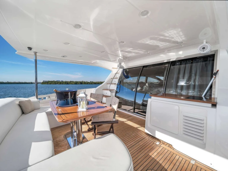 Pronajmout si Azimut LUPO II v Sunny Isles Beach