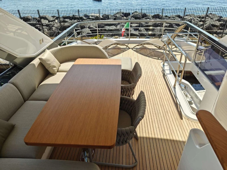 Pronájem lodi Azimut ARAGREV 4 v Neapol na Samboatu
