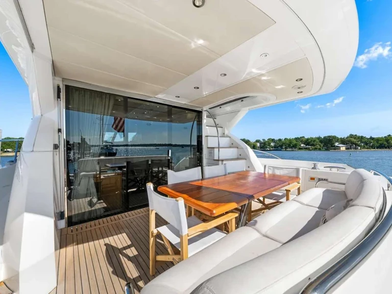 Pronájem Jachta Sunseeker s licencí