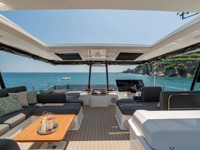 Fountaine Pajot CORE jednotlivci a charterové společnosti v Salerno