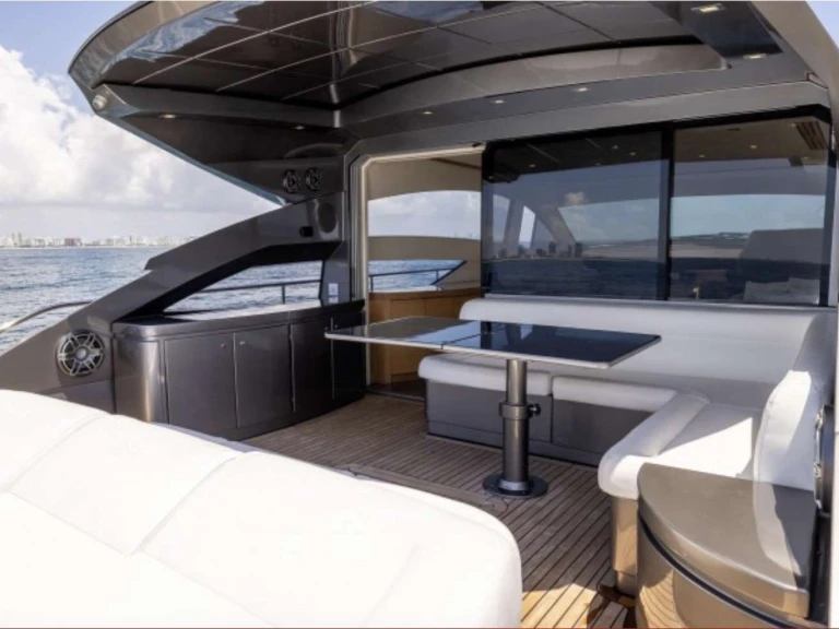 Pronajmout si Pershing Wind v Miami