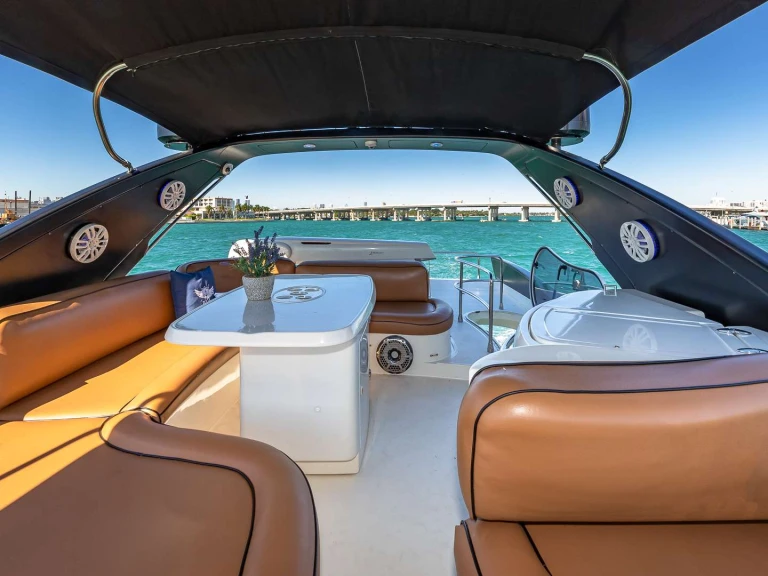 Pronájem lodi Miami lákavé ceny Priceless