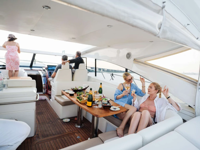Pronájem jachty v Freeport -Princess Viking Searenity na Samboatu