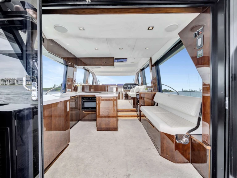 Pronájem lodi Miami lákavé ceny Infinity