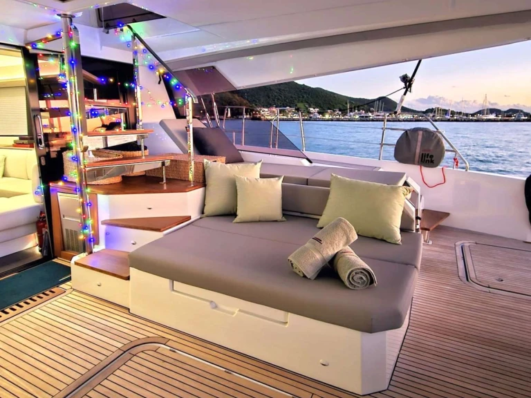 Pronájem lodi Fountaine Pajot LOOMA v Korsika na Samboatu