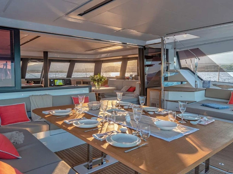 Fountaine Pajot LISA OF THE SEAS jednotlivci a charterové společnosti v Neapol