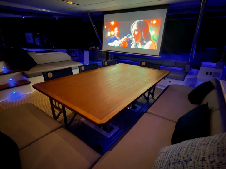 Pronajmout si Fountaine Pajot CATALYST v Nassau