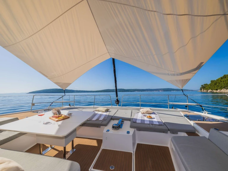 Pronájem lodi Piraeus lákavé ceny OCEAN LOUNGE