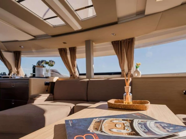 Fountaine Pajot KEBISIKS jednotlivci a charterové společnosti v Atény