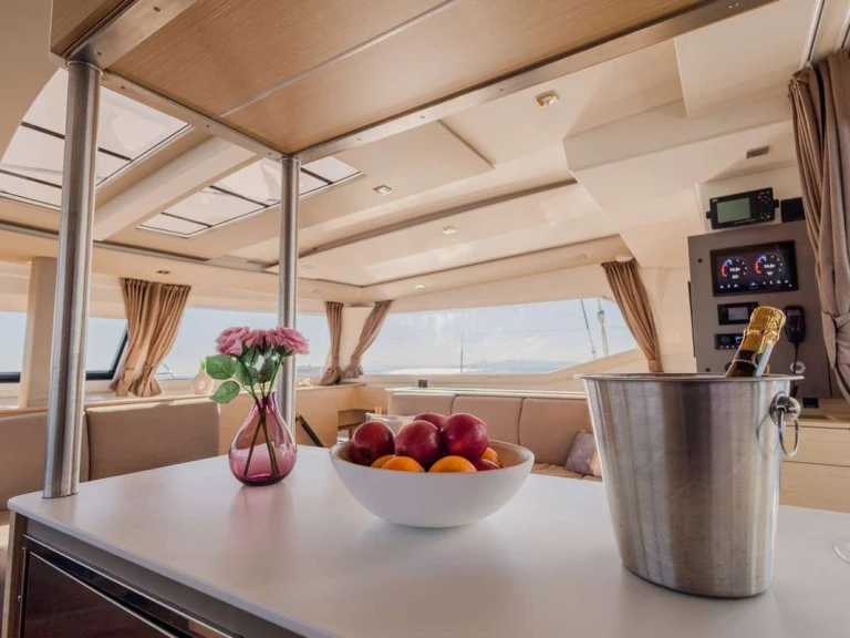 Pronájem jachty v Atény -Fountaine Pajot KEBISIKS na Samboatu