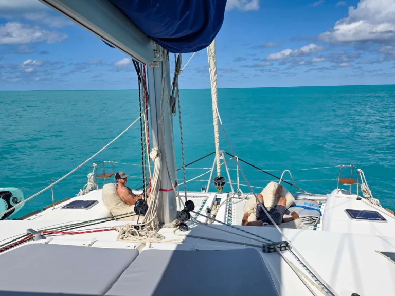 Pronájem jachty v Tortola -Lagoon NEON MOON na Samboatu