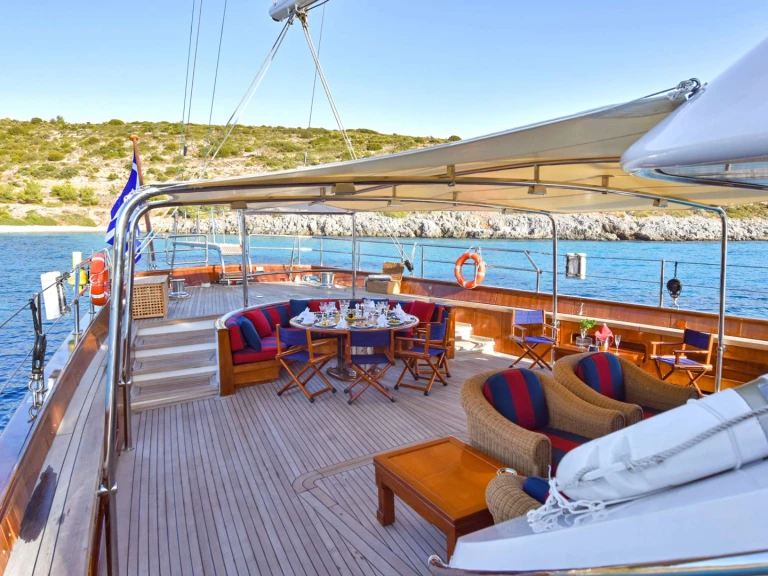 Pronajmout Jachta se skipperem či ne Perini Navi v Neapol