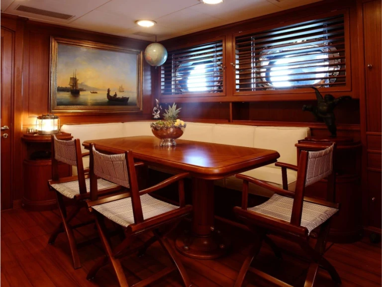 Pronájem Jachta v Neapol -Perini Navi HERITAGE M