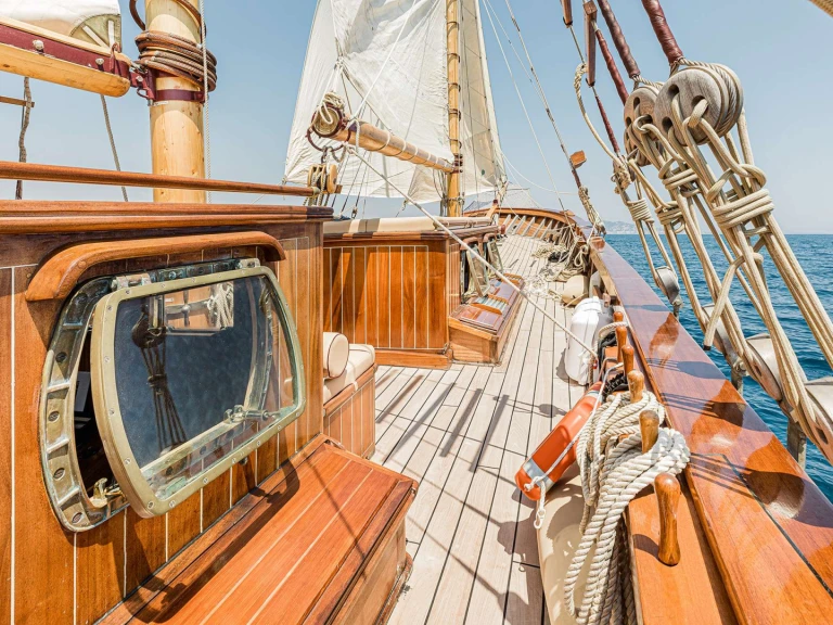 Pronajmout si Schooner O'Remington  v Cannes