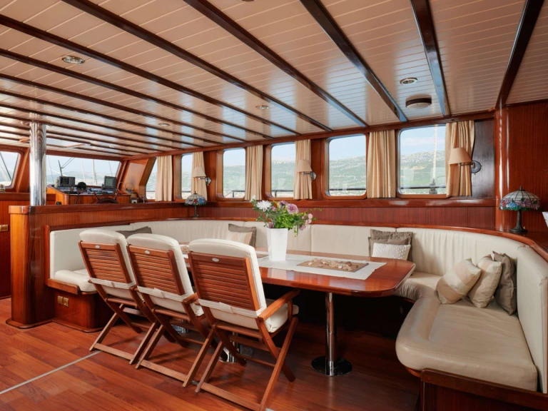Pronajmout si Custom QUEEN OF ADRIATIC v Kaštel Gomilica