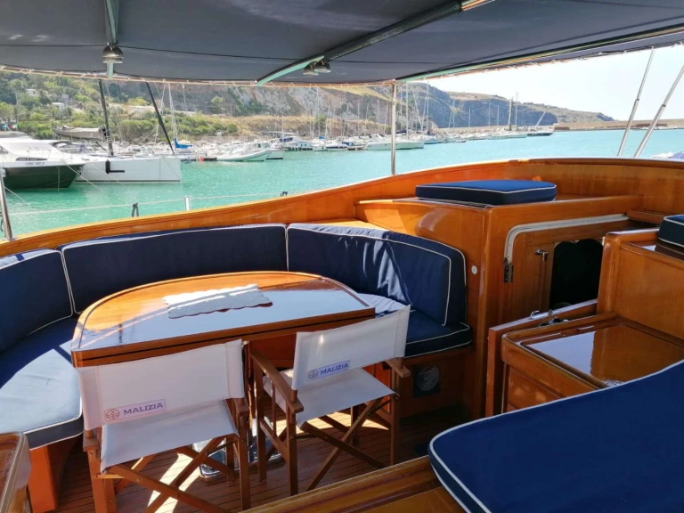 Perini Navi MALIZIA jednotlivci a charterové společnosti v Sicily (Island)