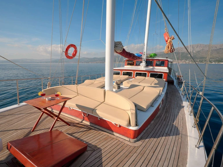 Custom SOLE jednotlivci a charterové společnosti v Kaštel Gomilica