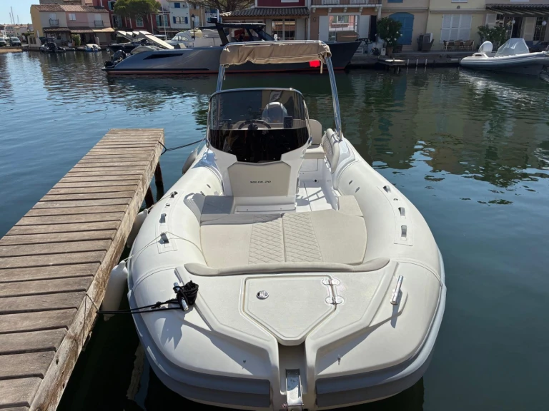 Polotuhá loď k pronájmu v Port Grimaud za nejlepší cenu