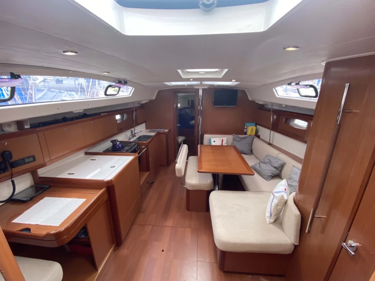 Bénéteau Oceanis 43 jednotlivci a charterové společnosti v Saint-Mandrier-sur-Mer