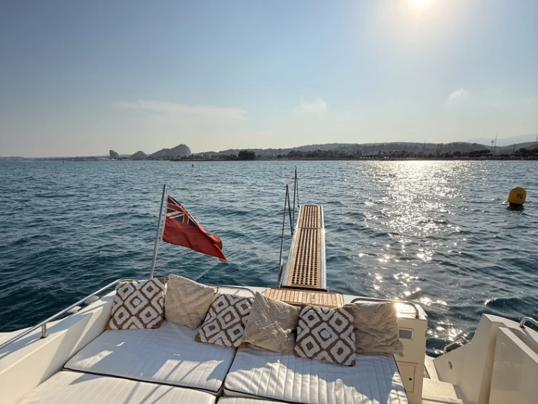 Pronajmout Jachta se skipperem či ne Princess v Antibes