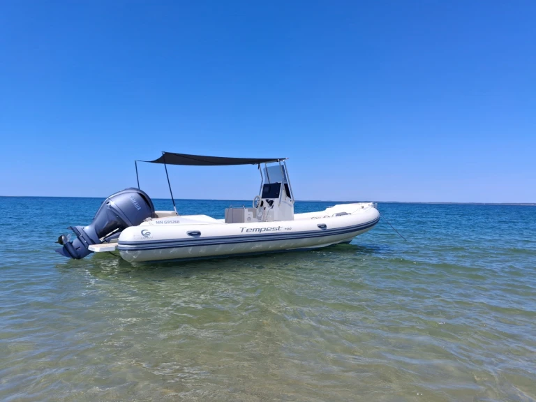 Pronájem lodi Royan lákavé ceny Tempest 700