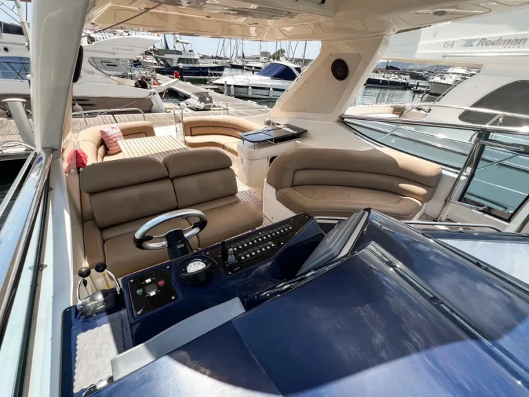 Pronájem Motorová loď Sealine s licencí