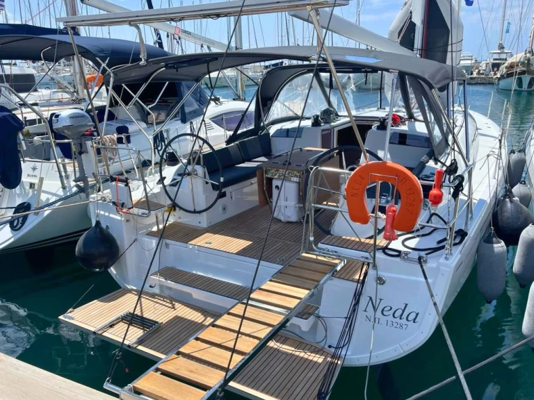 Pronajmout si Bénéteau Oceanis 40.1 v Alimos