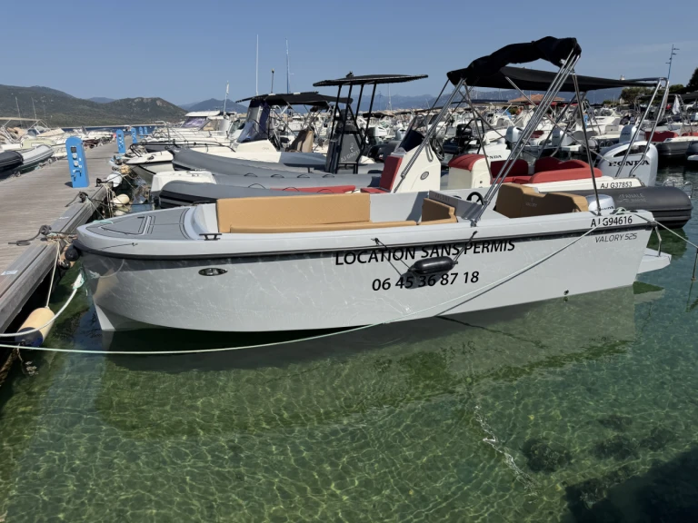 Pronájem lodi Valory 525 v Porto Pollo na Samboatu