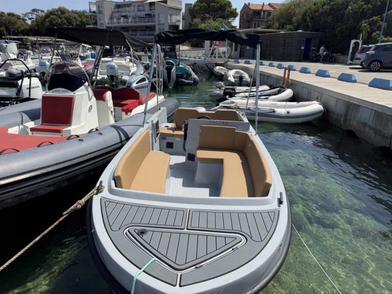 Valory 525 jednotlivci a charterové společnosti v Porto Pollo