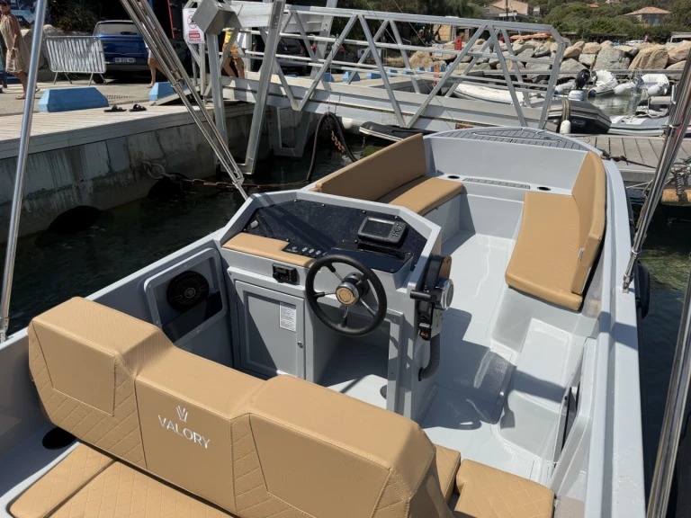 Pronajmout si Valory 525 v Porto Pollo
