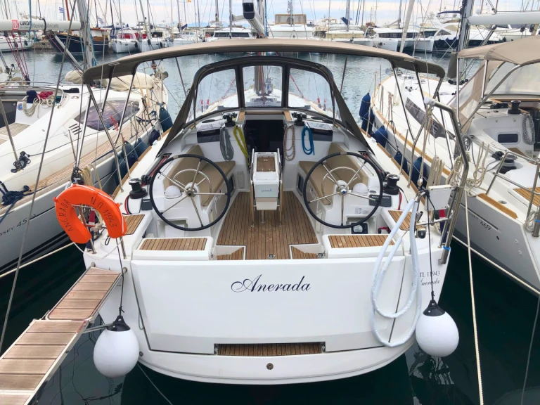 Pronajmout si Jeanneau Sun Odyssey 419 v Alimos