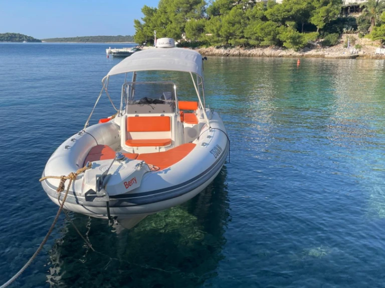 Pronájem Polotuhá loď Marlin Boat s licencí