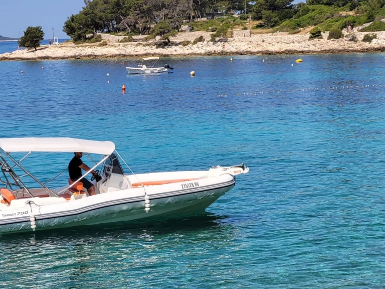 Pronajmout Polotuhá loď se skipperem či ne Marlin Boat v Hvar 