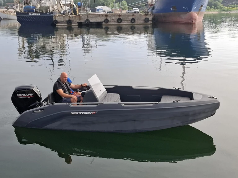 Pronájem Motorová loď SeaStorm s licencí
