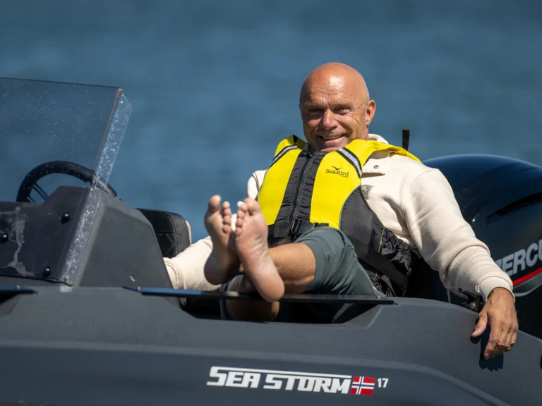 SeaStorm 17 jednotlivci a charterové společnosti v Vannes
