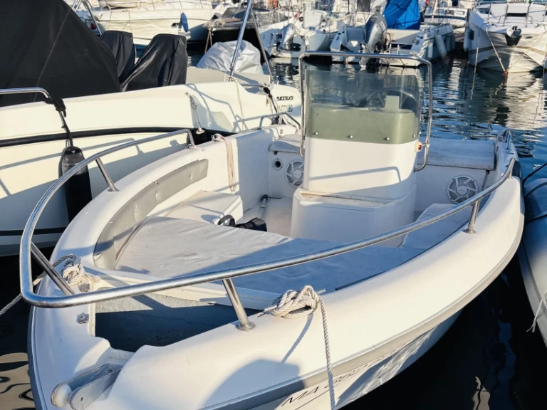 Sessa Marine Key Largo 16 jednotlivci a charterové společnosti v Cannes