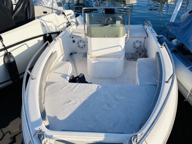 Motorová loď k pronájmu v Cannes za nejlepší cenu
