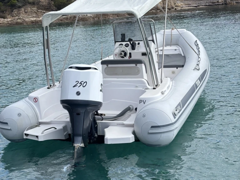Pronajmout Polotuhá loď se skipperem či ne Joker Boat v Hyeres