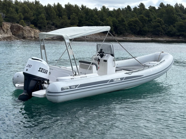Polotuhá loď k pronájmu v Hyeres za nejlepší cenu